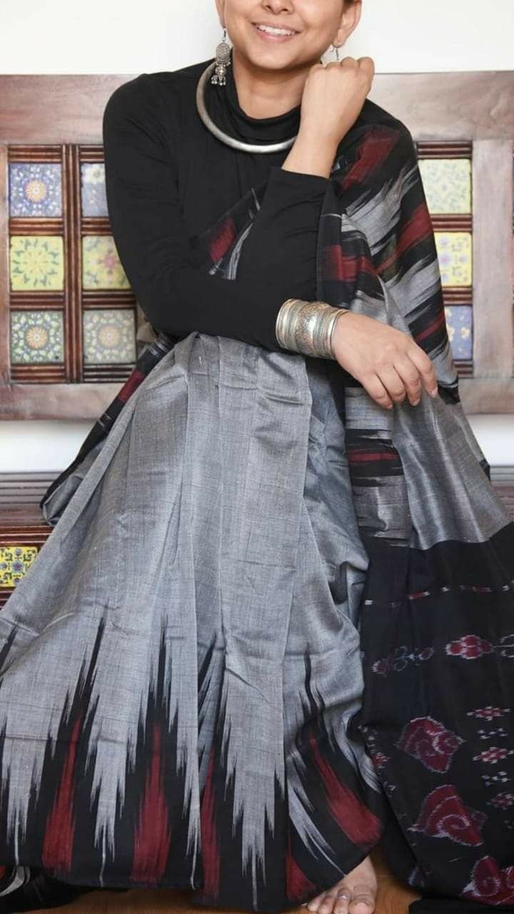 women wearing grey sambalpuri cotton saree showcase drapes